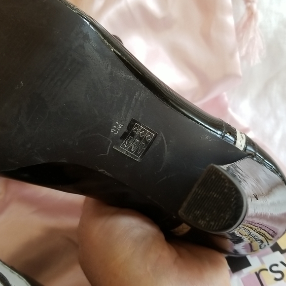 rsvp cream and patent brown leather oxfords 4" with tasseled laces. 8M - Picture 8 of 8